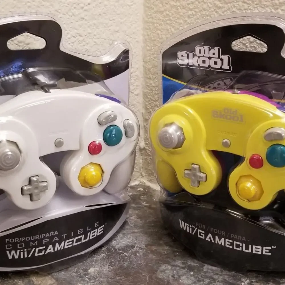 2 Gamecube Controllers - White & Yellow (NEW) - Nintendo